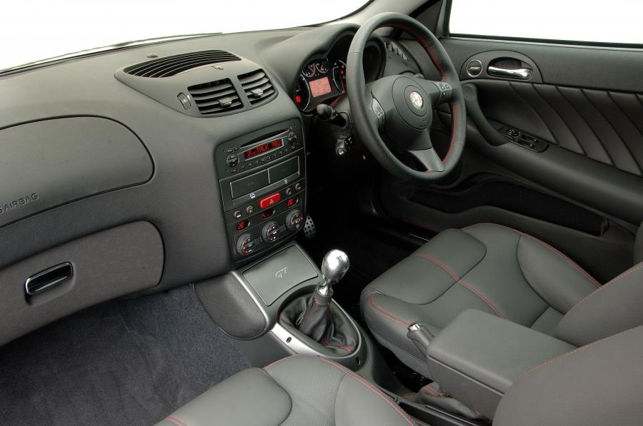 Торпедо Alfa Romeo GT Q2 (937C) 2008 года  (ZA) (фото 27 из 31)